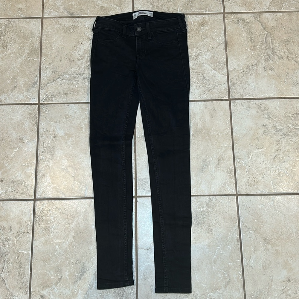 NEW, never worn Hollister Super Skinny Black Jeans in size 1R/25